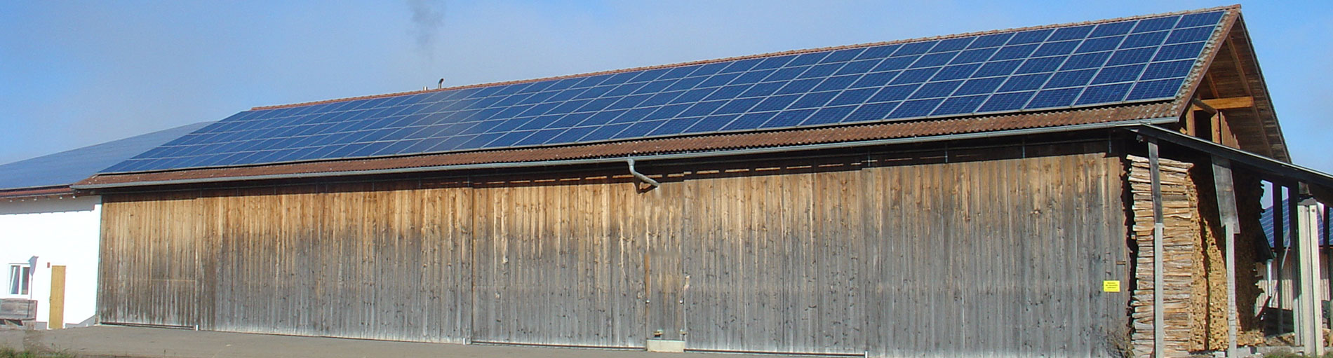 Nach Auslaufen der EEG-Förderung haben Landwirte die Qual der Wahl, Neubau oder Weiterbetrieb! © SOLAR-professionell Große Scheune mit Solardach