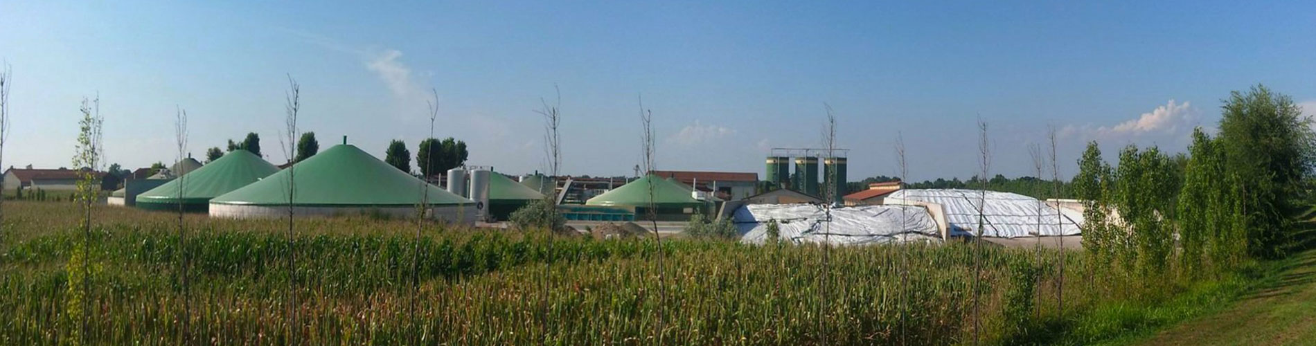 Quelle: Pixabay Biogasanlagen auf grünem Feld